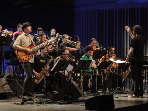 A Orquestra de Jazz de Matosinhos e Kurt Rosenwinkel, "um dos nomes mais sonantes do jazz contemporâneo", atuam nos Aliados a 6 de setembro Foto: DR