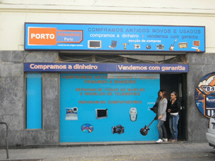 Loja Porto Alternativo, na Rua de Santo Ildefonso, vende todo o tipo de artigos Foto: Catarina Campos