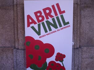 Cerca de 100 discos de vinil editados após o 25 de Abril fazem parte da exposição "Abril Vinil" Foto: Joana Correia