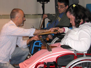 Cidadãos com necessidades especiais experimentam vários instrumentos Foto: Renata Silva