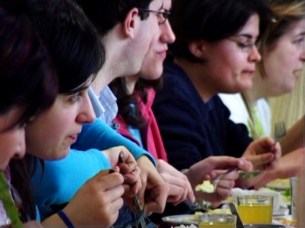 Os almoços nas cantinas das faculdades são, muitas vezes, substituídos por idas aos bares universitários Foto: Arquivo JPN