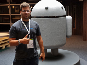 Para chamar a atenção dos colegas, André até já construiu a mascote do Android em esferovite Foto: DR