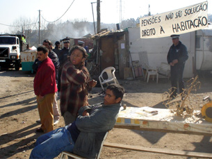 Resignação no dia em que 16 famílias abandonaram barracas do Bacelo Foto: Patrícia Posse