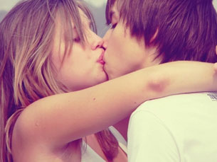 O beijo liberta a oxitocina, uma hormona ligada ao amor e também excitação sexual Foto: Yulia Volodina/Flickr