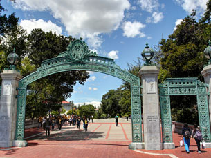 Um aluno da Universidade do Porto pode vir a passar pelo Sather Gate, a entrada da Universidade de Berkeley Foto: John