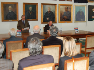 O historiador Francisco Ribeiro da Silva e o reitor José Marques dos Santos presidiram à cerimónia. Foto: Pedro Andrade