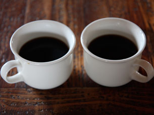 O estudo também conclui que o consumo de três chávenas de café, por dia, pode reduzir em 50% o risco de cancro no fígado Foto: chichacha/Flickr
