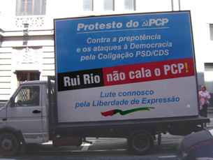 Remoção dos cartazes motivou protesto ambulante do PCP Foto: Sara Otto Coelho/Arquivo JPN