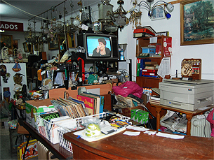 A Cash&Go, na Rua do Almada, vende de tudo, "desde um alfinete a um armário" Foto: Renata Jardim