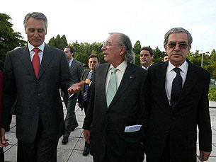 Miguel Veiga (ao centro) diz que demissão é "uma manobra de diversão" Foto: Junta de Freguesia de Nevogilde