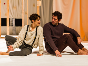 Carla Maciel e Nuno Lopes na peça "Como Queiram", que estreia esta sexta