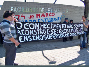 Cerca de 100 estudantes protestaram em frente à FLUP Foto: Manaíra Aires