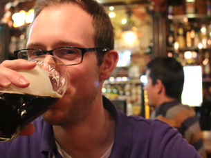 Sair para beber uns copos com os amigos faz bem à saúde mental dos homens, garante estudo Foto: sheeprus/Flickr