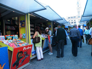 A iniciativa dos escritores acontece na Praça da Liberdade, onde se realizaria a Feira do Livro Foto: Arquivo JPN