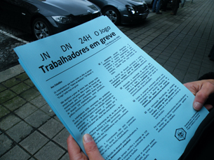 Jornalistas e trabalhadores distribuiram vários panfletos a apelar à solidariedade popular Foto: JPN