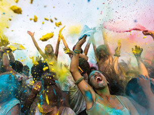 A festa das cores tornou o domingo portuense mais "Happy" do que o habitual Foto: Diogo Baptista