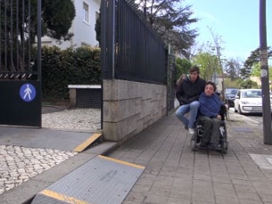 Em muitos locais, o Porto não está preparado para pessoas com mobilidade reduzida Foto: Mariana Carvalho