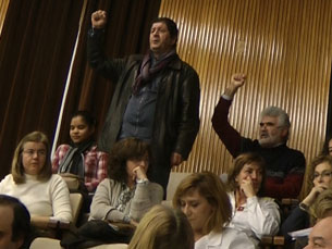 Manifestantes cantaram "Grândola Vila Morena" durante conferência