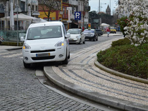 O mau estacionamento na cidade do Porto é uma constante Foto: Joana Lopes Mendes