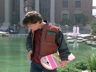 Em "Regresso ao Futuro II", Marty McFly acaba por perceber que a "hoverboard" não funciona na água Foto: DR