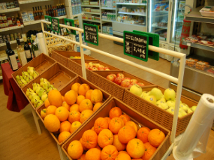As frutas e os legumes são os produtos mais procurados pelos clientes. Foto: Rosário Costa