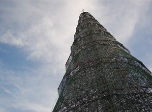 rvore de Natal tem 280 toneladas e 76 metros de altura Foto: Ricardo Fortunato