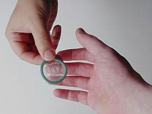 Muitos idosos desconhecem como usar o preservativo Foto: Morguefile