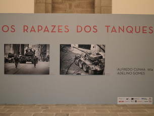 A inauguração da exposição "Os rapazes dos Tanques" contou com mais de 50 pessoas. Fotos: Isabel de Freitas