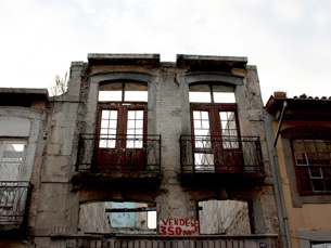Ainda são muitas as casas devolutas na rua e há prédios em ruína Foto: Sara Santos Silva