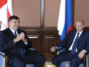 Mikhail Saakashvili e Vladimir Putin em 2005 numa reunião informal Foto: Presidência da Geórgia