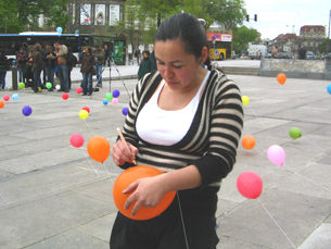 Sirin Kocak convidou as pessoas a escrever desejos em dezenas de balões Foto: Janine Barbosa