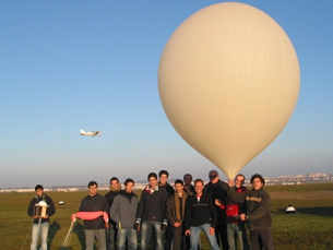 Lançamento é feito com a ajuda de um balão de hélio Fotos: DR