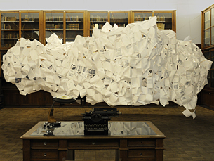 O objeto escultórico é composto pelas cerca de 400 páginas que compõem a tese de doutoramento. Foto: DR