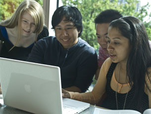 A iniciativa coloca em contacto alunos com ideias e financiadores de projetos de empreendedorismo Foto: ubclibrary/Flickr