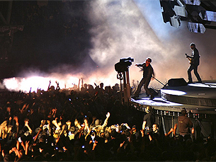 Os U2 entraram em palco, no sábado, com "Space Oddity" de David Bowie Foto: Hugo Pereira/Flickr