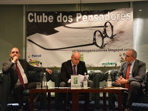 Manuel Pizarro, Joaquim Jorge (moderador) e José Maria Costa, no Clube dos Pensadores, em Vila Nova de Gaia Foto: Inês Teixeira