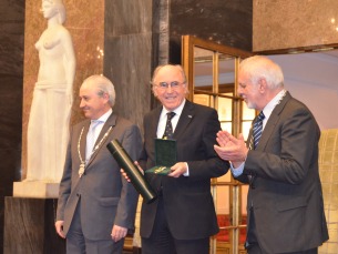 Em 2013, a Universidade do Porto recebeu a Medalha de Honra da Cidade do Porto, pelas mãos do ex