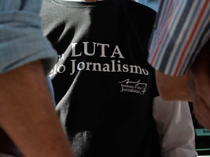 frente do Jornal de Notícias, no Porto, foram vários os jornalistas que se juntaram para contestar a intenção da Controlinveste Foto: Liliana Pinho