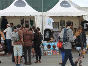 As tendas de venda foram visitadas por festivaleiros à procura de produtos "diferentes" Fotos: Simão Freitas