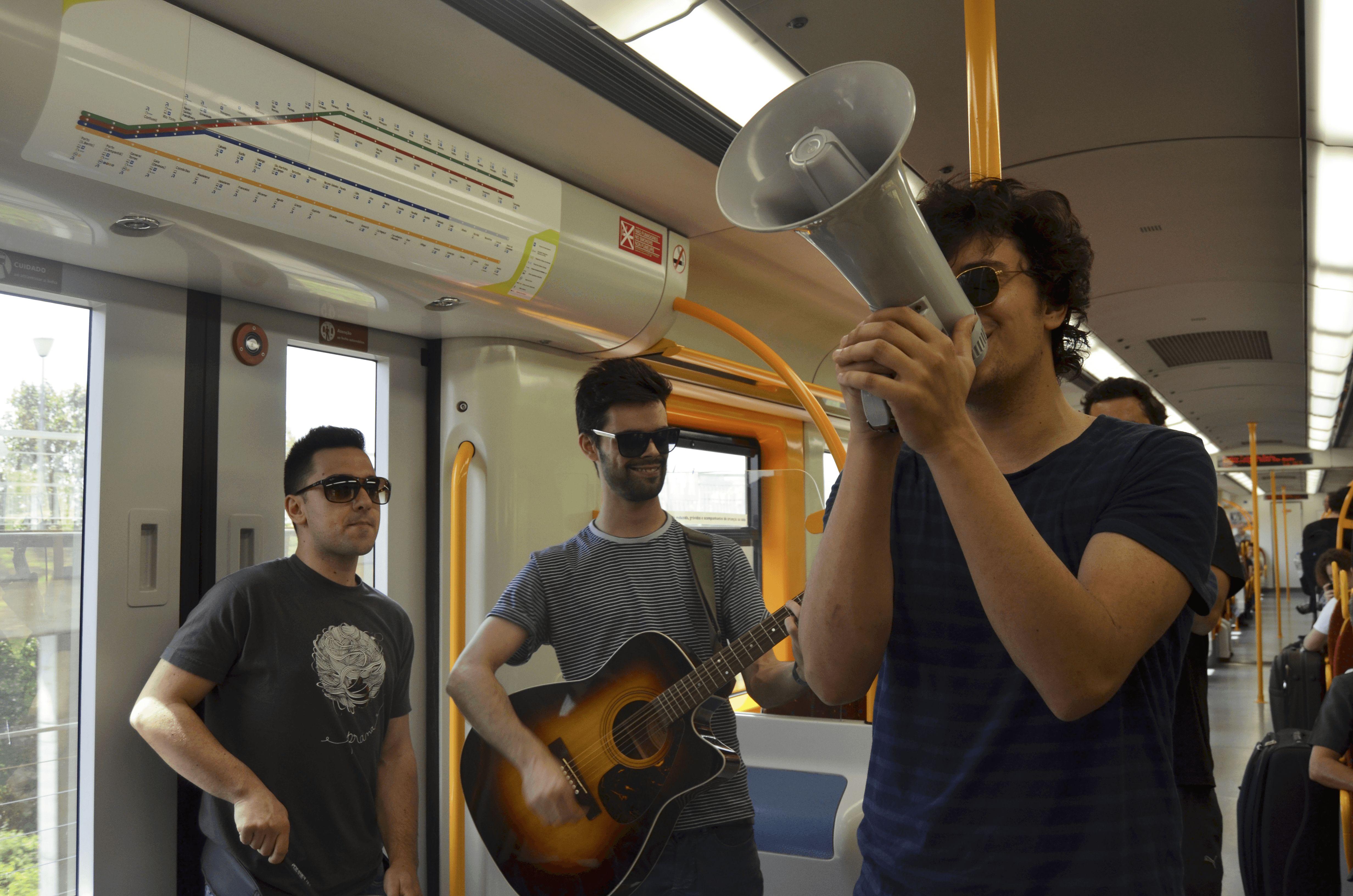 Os Prana atuaram hoje num comboio entre Braga e Porto