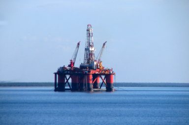 A exploração de petróleo em alto mar é altamente dispendiosa