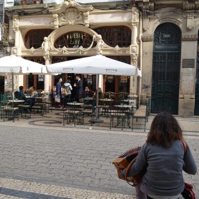 Patrícia Pereira, toca concertina e já passou pelas ruas de várias cidades portuguesas