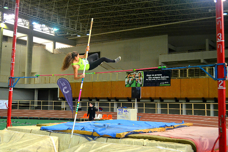 Camila Lucena conquistou o segundo lugar no salto à vara
