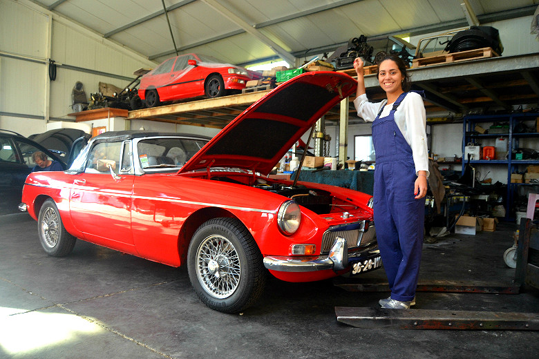 Joana estuda multimédia e ajuda o pai a reparar carros antigos