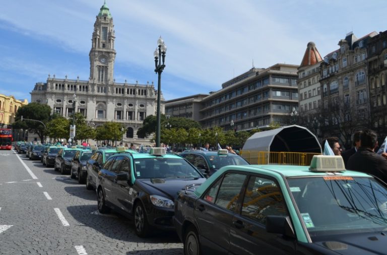 As ruas do Porto tornaram-se, esta manhã, palco de protestos de taxistas contra a Uber