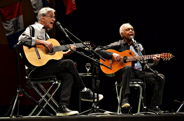 O duo de músicos brasileiros interpretou 30 temas em duas horas de concerto