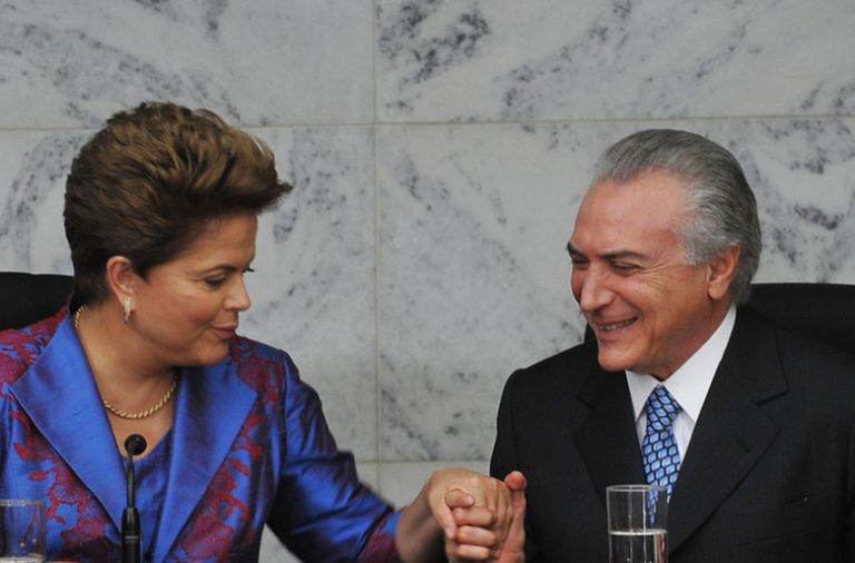 Dilma Rousseff e Michel Temer em 2010. O clima agora é de total desunião e Temer prepara-se para assumir a presidência.