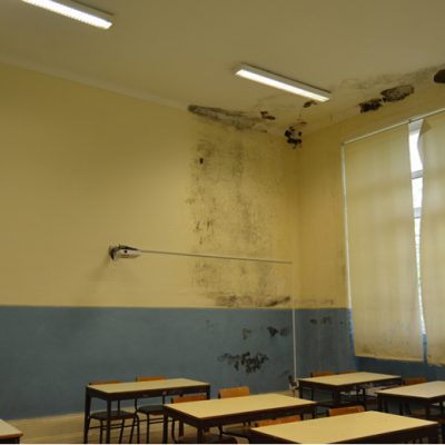 O elevado estado de deterioração sente-se nos corredores, no teto, nas escadas de acessos, nas salas de aulas e até mesmo nas paredes, sem pintura