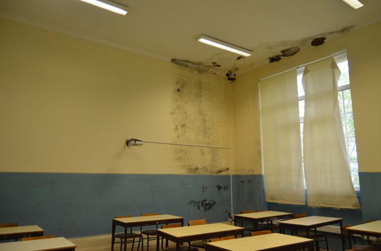 O elevado estado de deterioração sente-se nos corredores, no teto, nas escadas de acessos, nas salas de aulas e até mesmo nas paredes, sem pintura