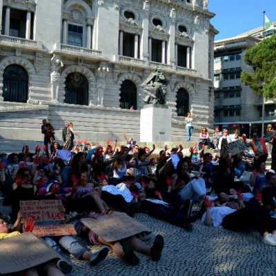 Os manifestantes ocuparam a praça em frente à Câmara Municipal do Porto